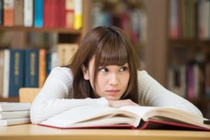 彼氏できなくて不安な大学生の7つの特徴と理由！彼氏を作る5つの方法